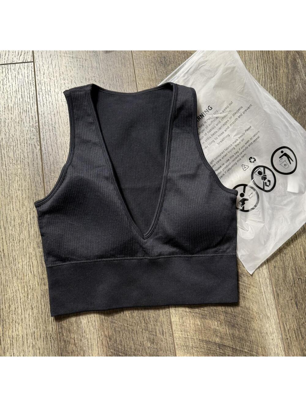 OQQ deep v plunge sports bra